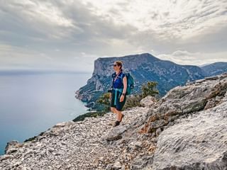 Sabrina am Küstenwanderweg nahe Cala Sisine