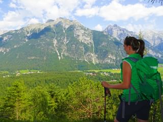 Wanderin genießt den traumhaften Ausblick auf Leutasch
