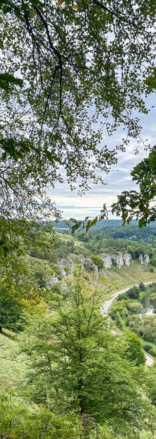 Talblick in Solnhofen auf Felsformationen