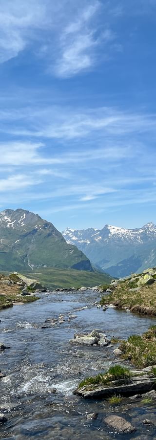 Gebirgsbach entlang des Weges