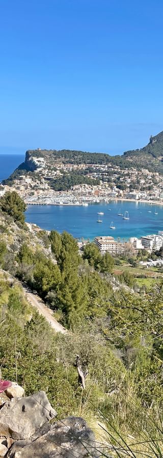Ausblick auf die wunderschöne Stadt Port de Sóller und das Meer