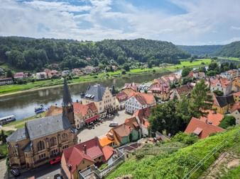 Panoramablick auf die Stadt Wehlen mit der Radfahrerkirche