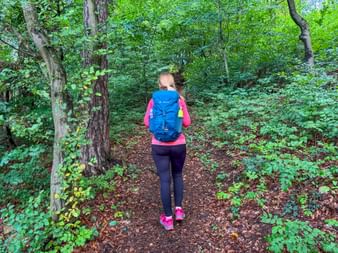 Wanderer am Waldweg nach Treuchtlingen