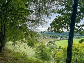 Talblick in Solnhofen auf Felsformationen