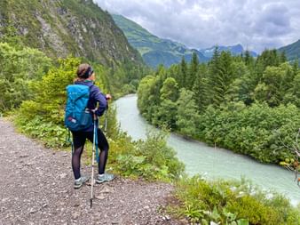 Wanderer mit atemberaubender Aussicht über den Lech