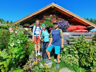 Wanderer stehen vor der Almhütte