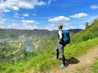 Wanderausblick auf das Tal auf der Moselsteig Tour