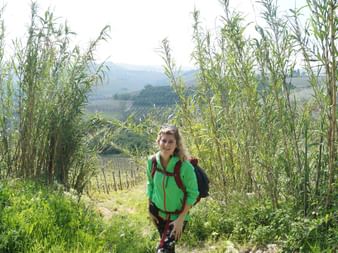 Landschaft in der Nähe von Barbaresco Wanderin in der Nähe von Barbaresco