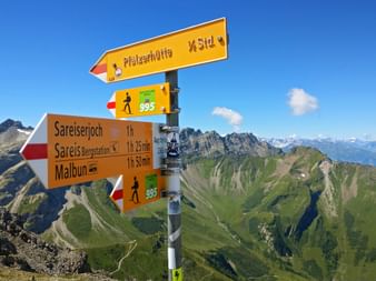 Signposts to the Pflzerhütte and the Sareiserjoch