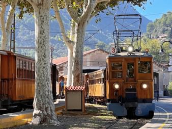 Der "Rote Blitz" im Bahnhof von Soller Der "Rote Blitz" im Bahnhof von Soller