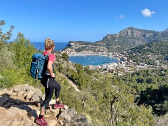 Blick auf die Bucht von Soller Wanderin mit Blick auf die Bucht von Soller