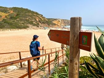 Wanderin am Weg zum Strand für eine Abkühlung