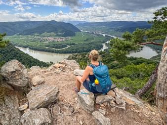 Wanderin genießt den Blick auf Rossatz Wanderin genießt den Blick auf Rossatz