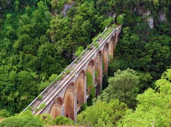 Alte Brücke im Naturpark Cilento