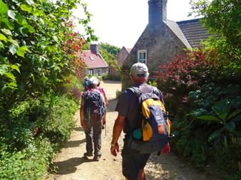 Wanderer unterwegs im Dorf Clechevillier