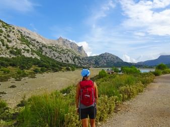 Hiker in front of the Cuber reservoir on Mallorca
