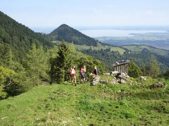 Wanderinnen mit Chiemsee im Hintergrund
