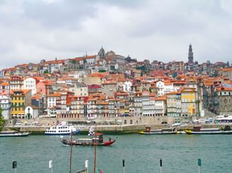 Cultural and walking highlights at the harbor of Porto
