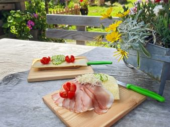 Speck- und Käsejause auf Brett angerichtet