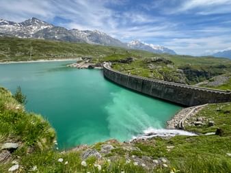 Stausee mit türkisblauen Wasser