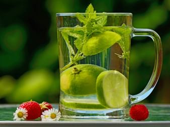 Water with lime and mint