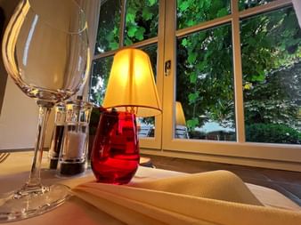 Weinglas beim Abendessen am Fensterplatz