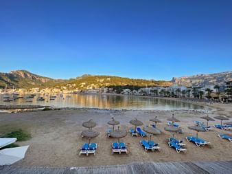 Strand und Sonnenliegen in Port Soller