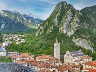Die in den Bergen gelegene Gemeinde Gemona del Friuli
