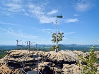 Weather vanes in Gohrisch with a view of the valley