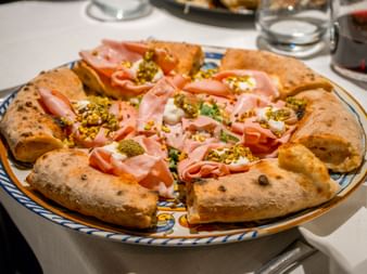 Pizza mit Schinken und Pesto