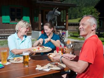 Hiking break with traditional dishes at Blaa alp
