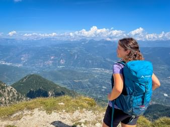 Wanderin am Monte Roen in Südtirol