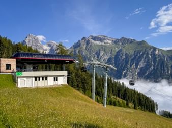 Panoramablick auf Ladurns Seilbahn und Berge