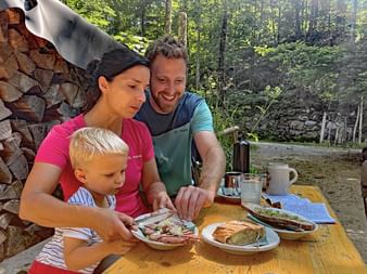 Familie ist bei der Schutzhütte Koppental beim Wandern im Salzkammergut von Eurohike