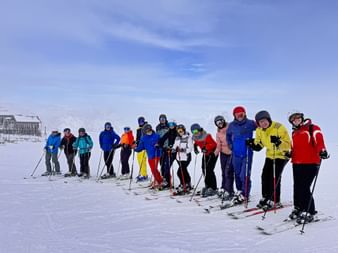 Eine Gruppe von Skifahrern in Obertauern