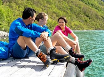 Wanderer machen Rast am See