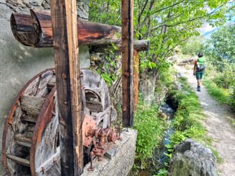 Wanderung entlang eines Waalweges, vorbei an einem Wassermühlrads nach Schlanders