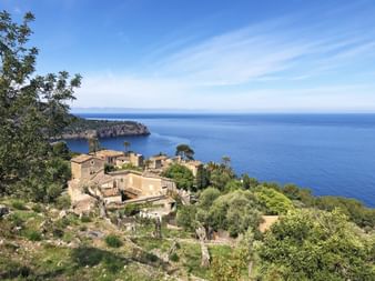 Blick auf typische Finca vor einer Bucht