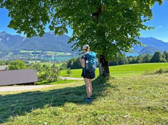 Wanderin in der Nähe des Wolfgangsees