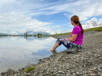 Mother enjoys a hiking break at Prinzensee