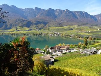 Südtiroler Landschaft mit See und Bergen