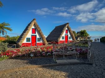 Traditionelle Strohhütten auf Madeira