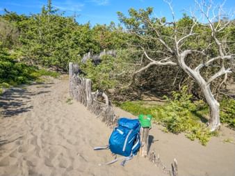 Wanderrucksack am Strand