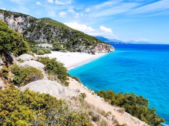 Schöner Küstenweg am Meer entlang