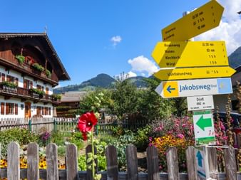 Signpost in front of a farmhouse in Itter