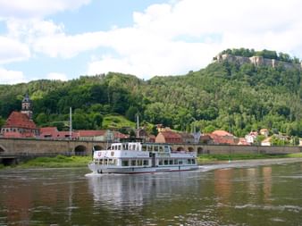 Idyllic shipping at the Elbe