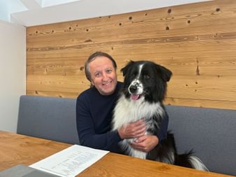 Produktmanager Andi gemeinsam mit Firmen Hund