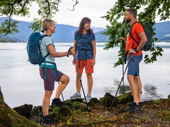 Wanderer am Ufer des Tegernsees