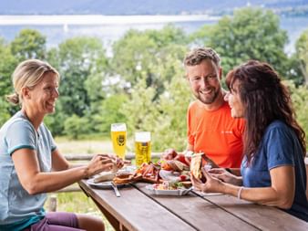 Wanderer mit ihrer wohlverdienten Brotzeit