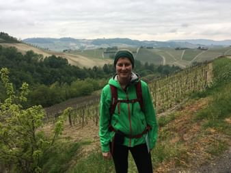 Gegend nahe Serralunga D'Alba Wanderin in der Gegend nahe Serralunga D'Alba